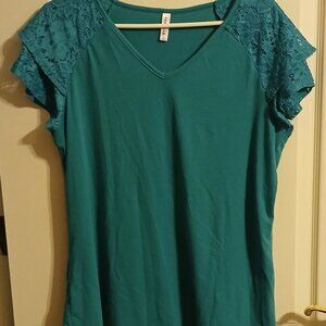 Woman Green V-Neck T shirt with lace sleeves -- Size L